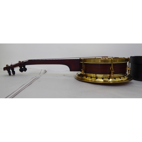 124 - A 1930s Sunray Savana banjo ukulele, in a carrying case