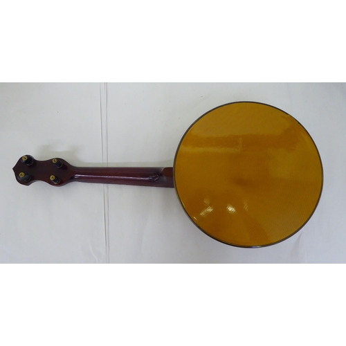 124 - A 1930s Sunray Savana banjo ukulele, in a carrying case