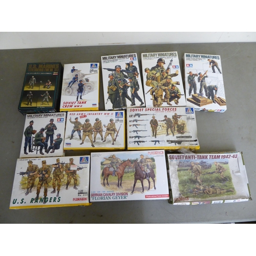 126 - 1/35 scale model kits and accessories, mostly soldiers: to include examples by Italeri, Dragon and T... 