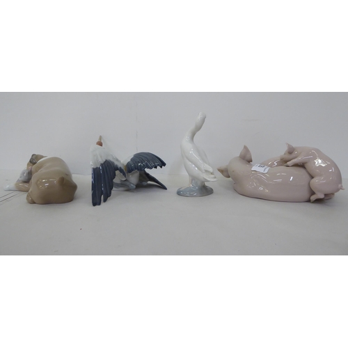 135 - Lladro porcelain model animals: to include a heron  4