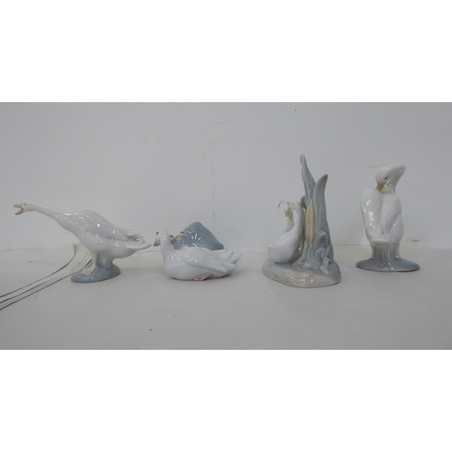 135 - Lladro porcelain model animals: to include a heron  4