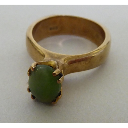 162 - A 9ct gold nephrite solitaire ring