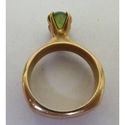 162 - A 9ct gold nephrite solitaire ring