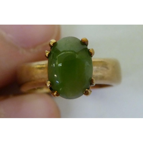 162 - A 9ct gold nephrite solitaire ring