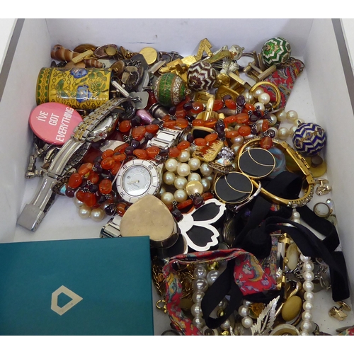 174 - Costume jewellery and items of personal ornament: to include simulated pearls and coloured beads&nbs... 