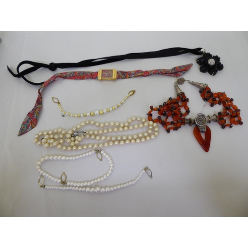 174 - Costume jewellery and items of personal ornament: to include simulated pearls and coloured beads&nbs... 