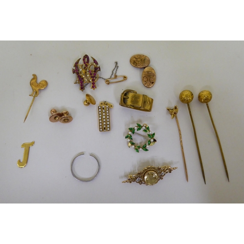 179 - Yellow metal and other items of personal ornament: to include a platinum ring; and various shirt stu... 