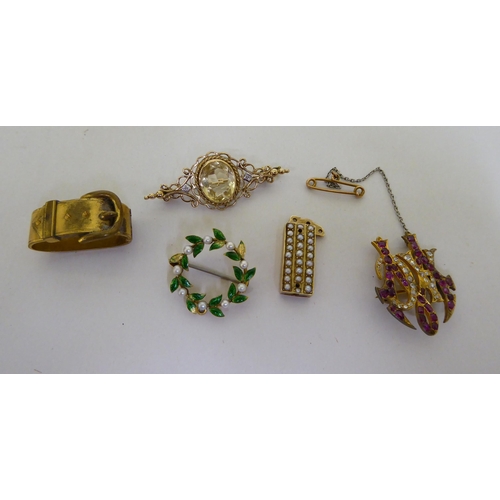 179 - Yellow metal and other items of personal ornament: to include a platinum ring; and various shirt stu... 