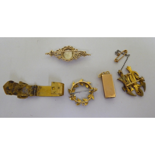 179 - Yellow metal and other items of personal ornament: to include a platinum ring; and various shirt stu... 