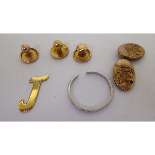 179 - Yellow metal and other items of personal ornament: to include a platinum ring; and various shirt stu... 