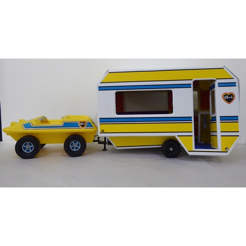 180 - Sindy related collectables and accessories: to include a model car and caravan