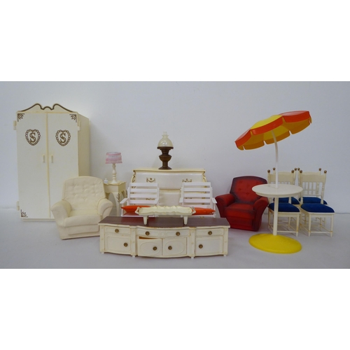 180 - Sindy related collectables and accessories: to include a model car and caravan