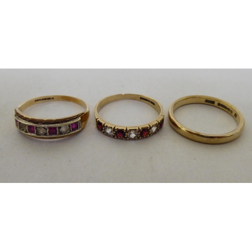 238 - Three 9ct gold rings: to include a wedding band