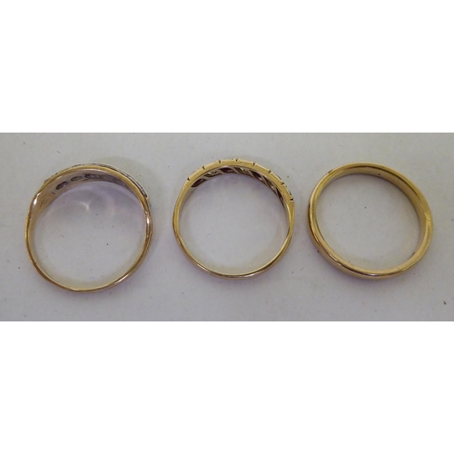 238 - Three 9ct gold rings: to include a wedding band