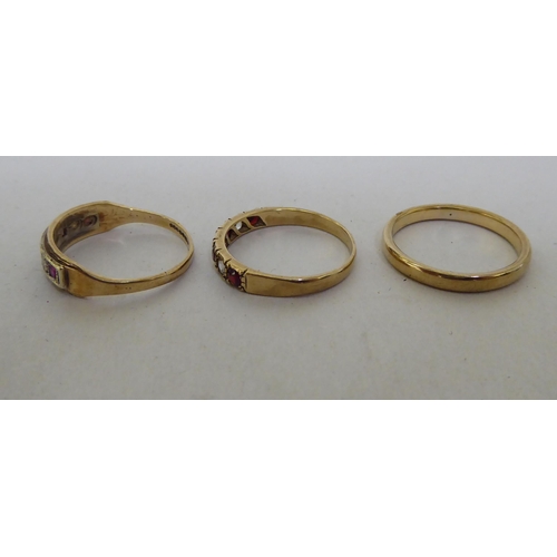 238 - Three 9ct gold rings: to include a wedding band