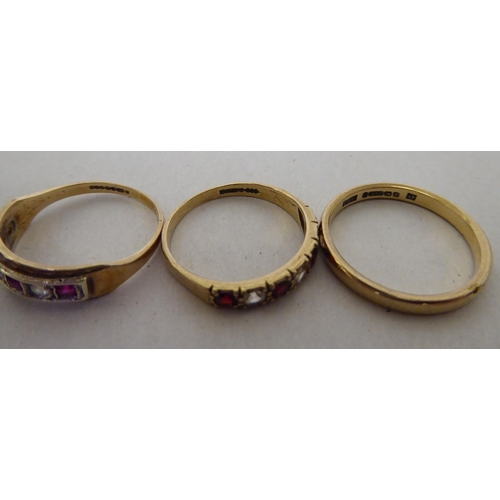 238 - Three 9ct gold rings: to include a wedding band