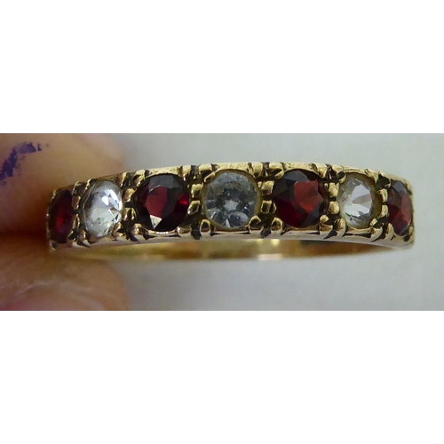 238 - Three 9ct gold rings: to include a wedding band