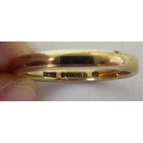 238 - Three 9ct gold rings: to include a wedding band