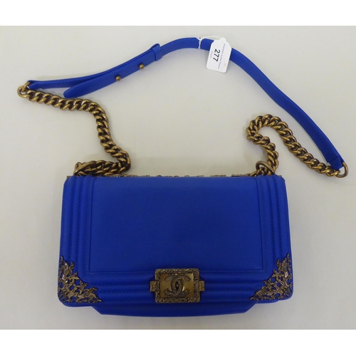 277 - A stitched blue hide handbag, on a chain strap