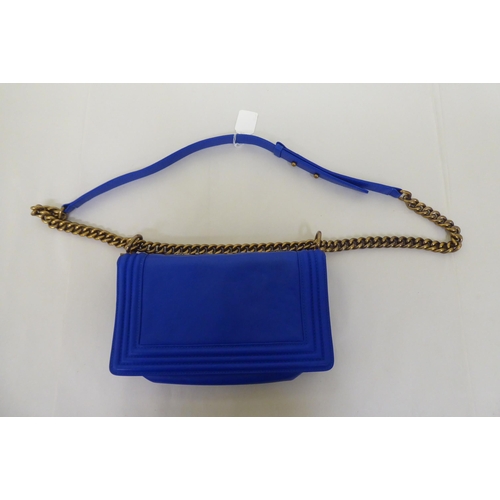 277 - A stitched blue hide handbag, on a chain strap