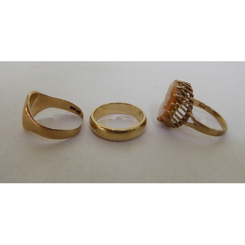 61 - Three 9ct gold rings, viz. a wedding band; a plain signet style example; and a claw set cameo