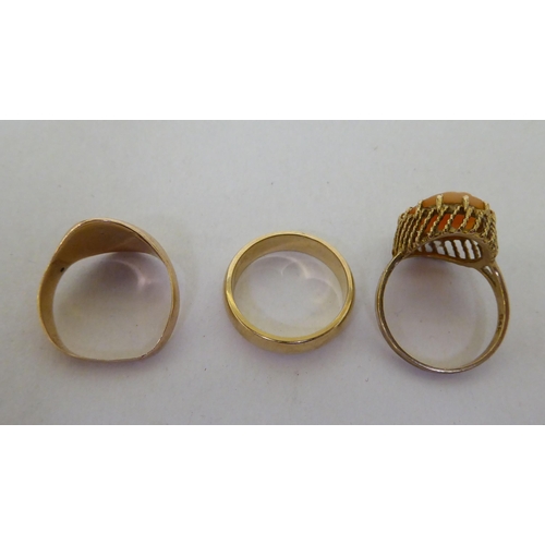 61 - Three 9ct gold rings, viz. a wedding band; a plain signet style example; and a claw set cameo