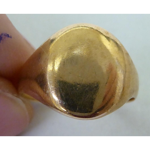 61 - Three 9ct gold rings, viz. a wedding band; a plain signet style example; and a claw set cameo