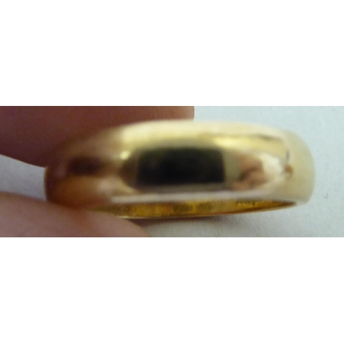 61 - Three 9ct gold rings, viz. a wedding band; a plain signet style example; and a claw set cameo