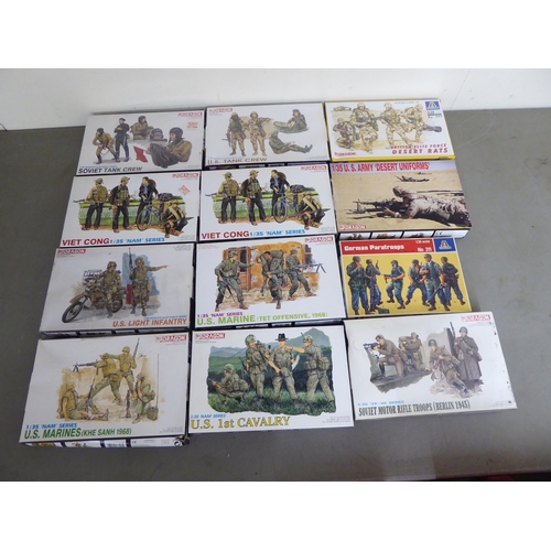 77 - 1/35 scale model kits and accessories, mostly soldiers: to include examples by Italeri, Dragon and T... 