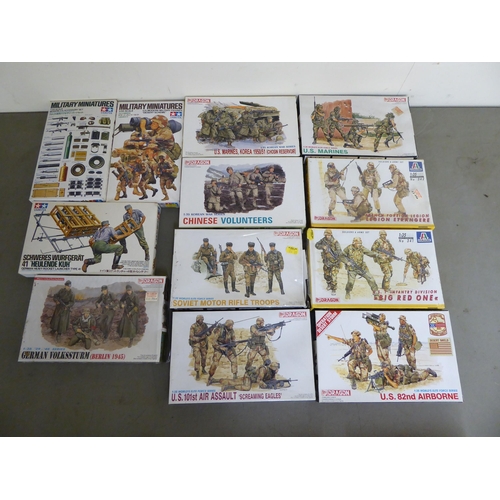 77 - 1/35 scale model kits and accessories, mostly soldiers: to include examples by Italeri, Dragon and T... 