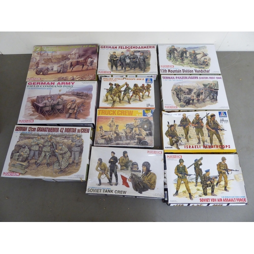 77 - 1/35 scale model kits and accessories, mostly soldiers: to include examples by Italeri, Dragon and T... 