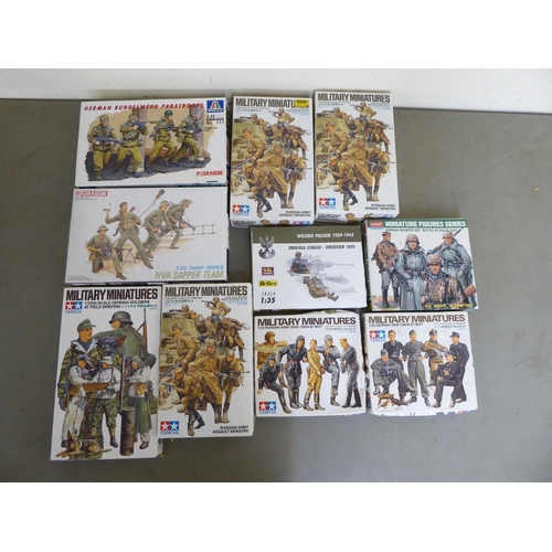 77 - 1/35 scale model kits and accessories, mostly soldiers: to include examples by Italeri, Dragon and T... 