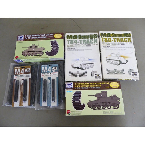 87 - 1/35 scale model kits: to include by Tamiya, a US Self-Propelled 155mm Gun; and a M5A1 Stuart Light ... 