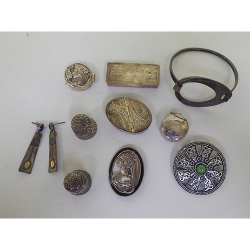 251 - Items of personal ornament: to include small silver and white metal collectables  mixed marks