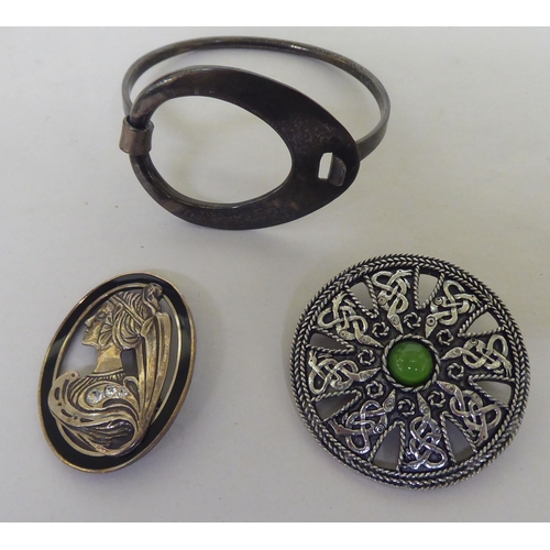 251 - Items of personal ornament: to include small silver and white metal collectables  mixed marks