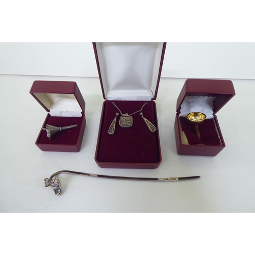 257 - Collectables: to include two pairs of silver presentation napkin rings  mixed marks  boxed