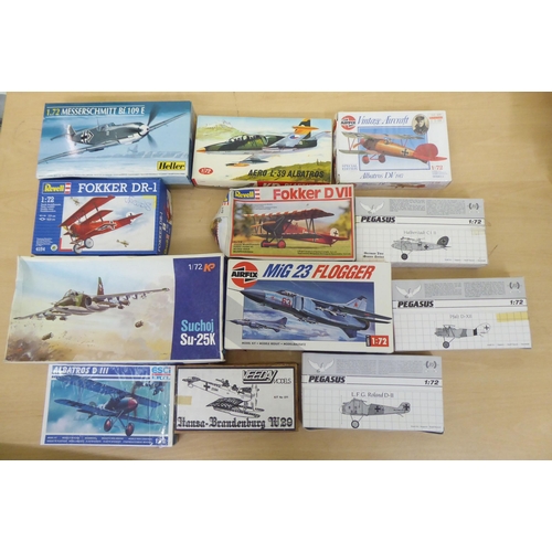 81 - 1/72 scale model kits: to include by Formaplane, an Albatross BII; and a Fokker DR-1 by Revell ... 