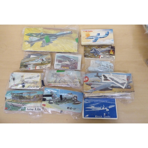 81 - 1/72 scale model kits: to include by Formaplane, an Albatross BII; and a Fokker DR-1 by Revell ... 