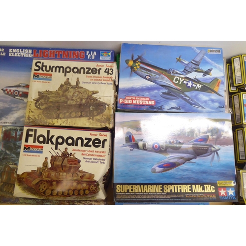 101 - 1/32 scale model kits: to include by Hasegawa, 'Junkers Ju872 Stuka'; and 'Lightning F.1A' by Trumpe... 