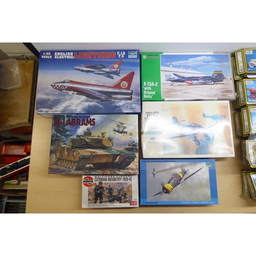 101 - 1/32 scale model kits: to include by Hasegawa, 'Junkers Ju872 Stuka'; and 'Lightning F.1A' by Trumpe... 