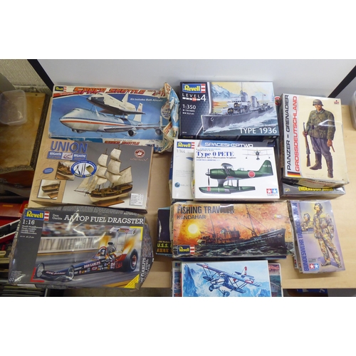 102 - Various scale model kits: to include by Revell 'Space Ship Two & White Knight Two'; and a 'Fokhe... 