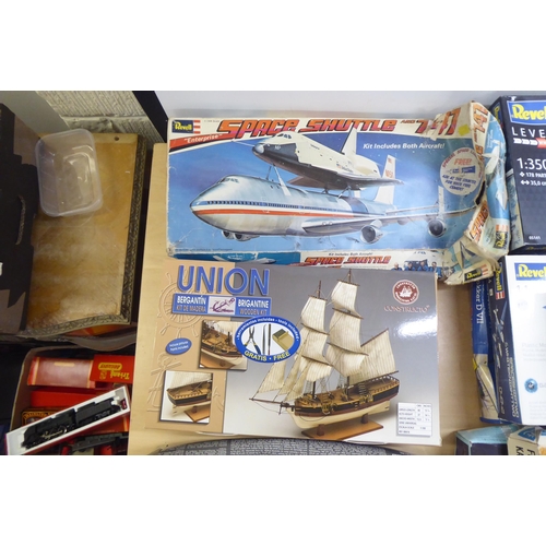 102 - Various scale model kits: to include by Revell 'Space Ship Two & White Knight Two'; and a 'Fokhe... 