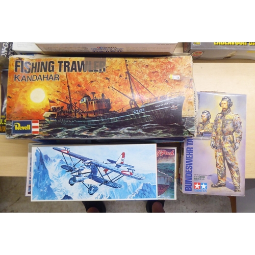 102 - Various scale model kits: to include by Revell 'Space Ship Two & White Knight Two'; and a 'Fokhe... 