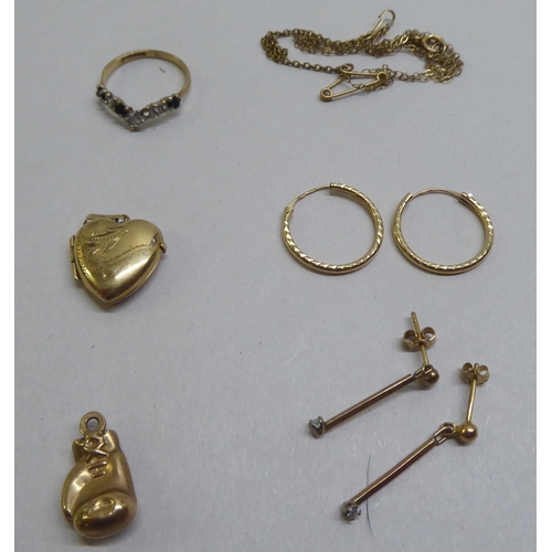 149 - 9ct gold jewellery: to include a charm, fashioned as a boxing glove