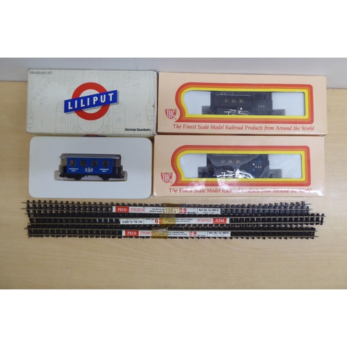 167 - 00 and H0 gauge model railway accessories: to include examples by ROCO and Wills Finecast