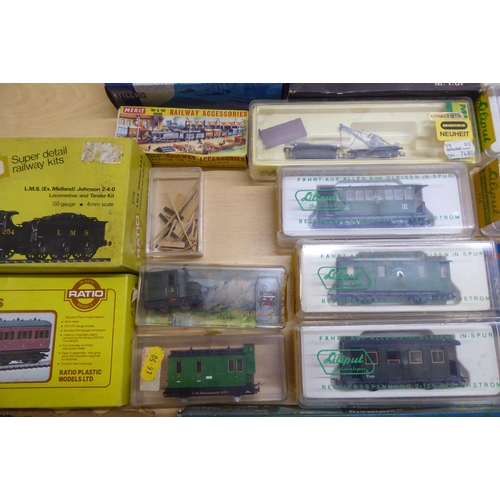 167 - 00 and H0 gauge model railway accessories: to include examples by ROCO and Wills Finecast