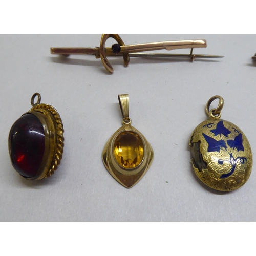 169 - Victorian and later yellow metal jewellery and collectables: to include a mourning brooch, decorated... 