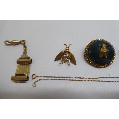 169 - Victorian and later yellow metal jewellery and collectables: to include a mourning brooch, decorated... 