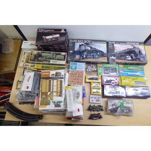 172 - 00 and H0 gauge model railway kits and accessories: to include examples by Italeri and Dapol  (... 