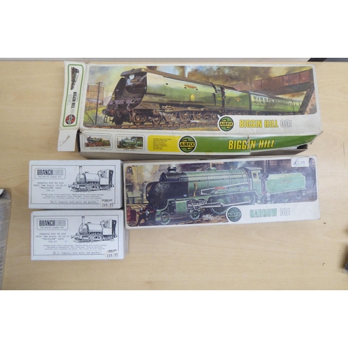 172 - 00 and H0 gauge model railway kits and accessories: to include examples by Italeri and Dapol  (... 